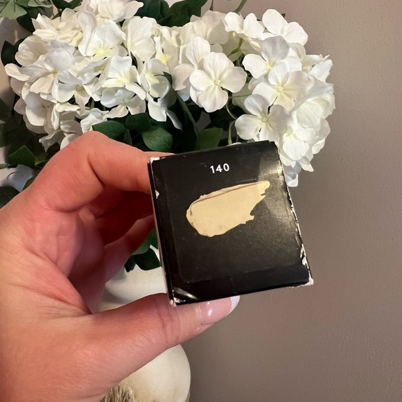 FENTY BEAUTY • PRO FILT'R SOFT MATTE LONGWEAR FOUNDATION • SHADE 140 - Picture 2 of 8